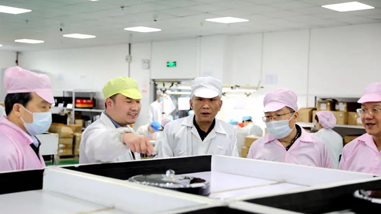 省人大常委會委員、省人大財政經(jīng)濟委員會主任委員張亦賢一行調研炬神電子